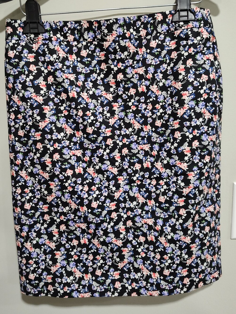Liz Claiborne Black Floral Stretch Pencil Skirt Knee Length, Women's Size 4